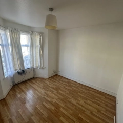 Duży, świeżo odmalowany dom z ogrodem i komórką przy stacji Blackhorse road 