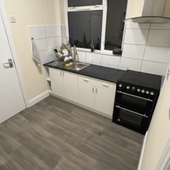 Ładny pokój dwuosobowy z prywatną łazienką przy Thornton Heath