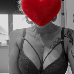 Dyskretna kociczka w delegacji 